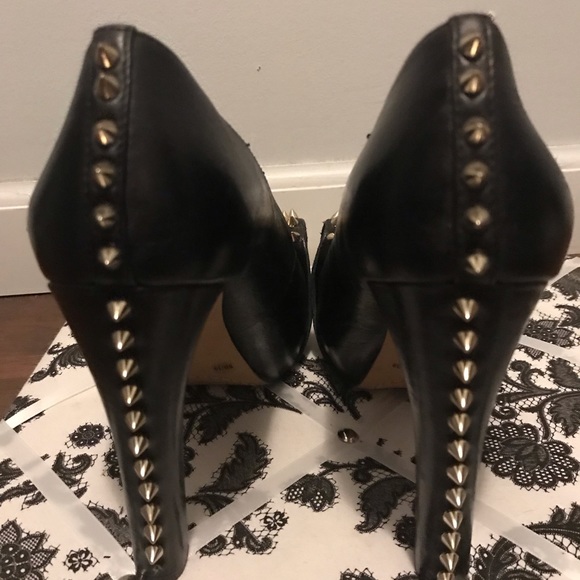 Vince Camuto with spikes like this... - Picture 4 of 5